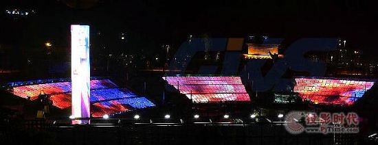 文化广场上面的透明玻璃LED屏幕效果